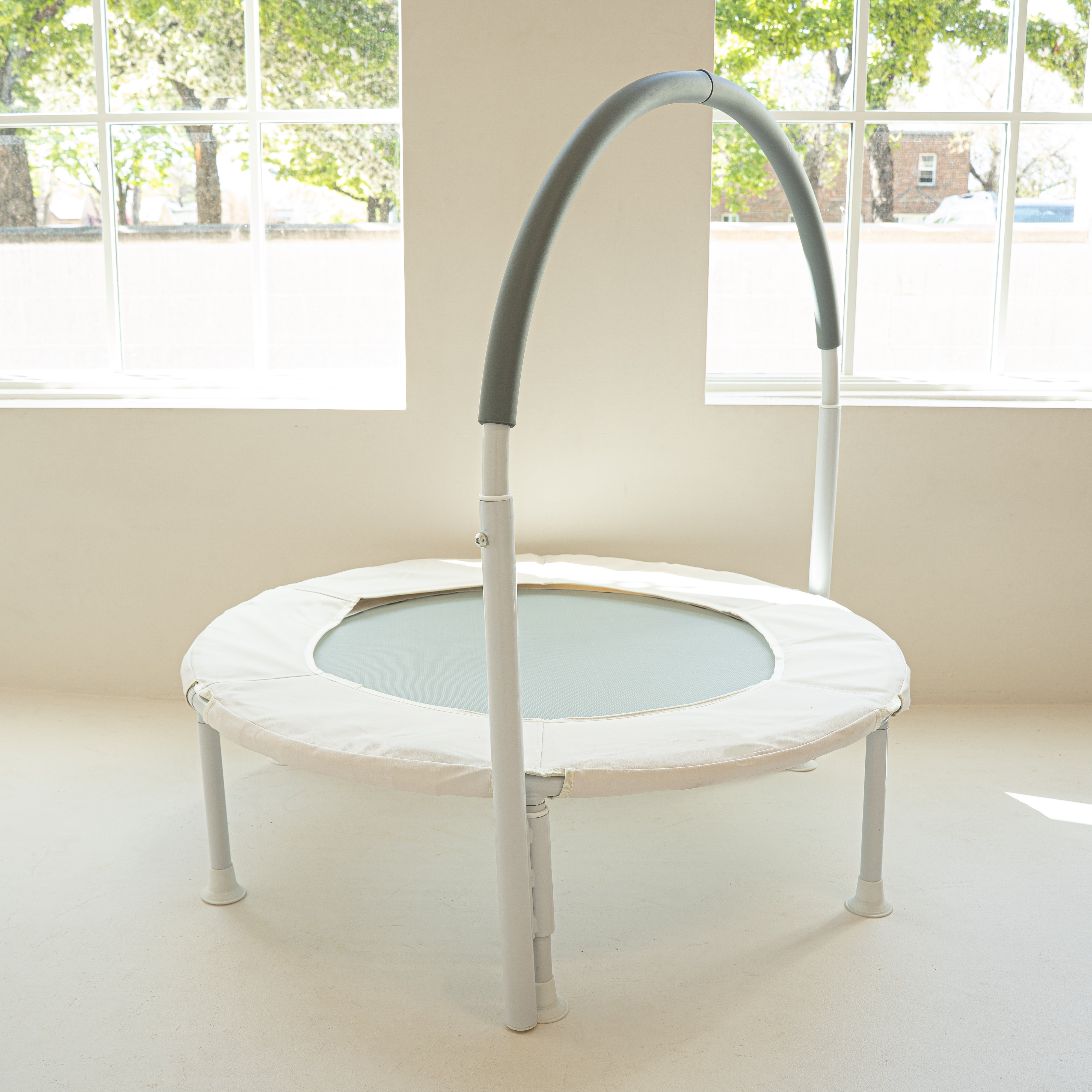 Mini trampoline interchangeable feet for carpet and hardwood